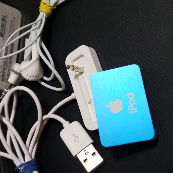 Apple iPod Shuffle 1GB Turquoise Blue Docking Charger Earphones - Picture 2 of 8